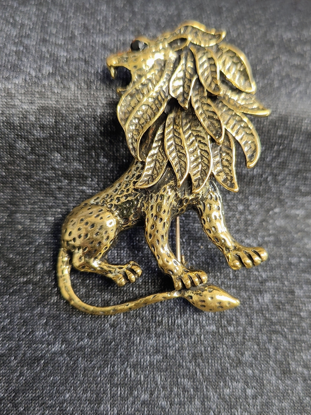 Gold Lion Brooch Pin - Elegant Women's Jewelry